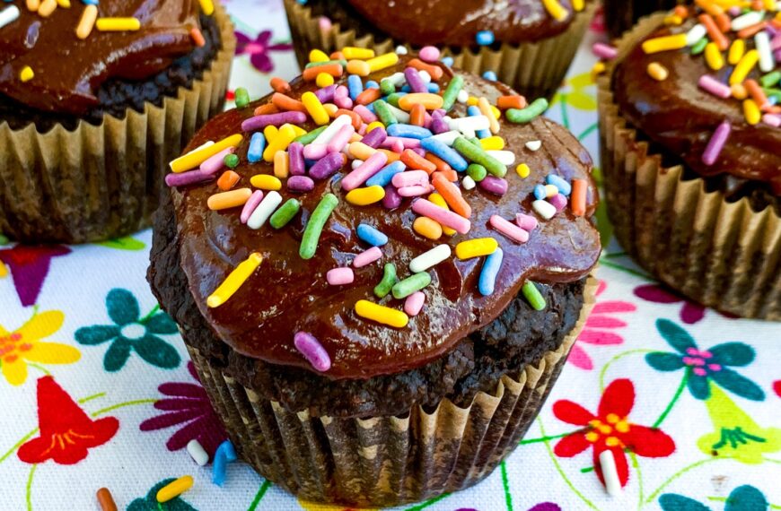 Cupcakes chocolate y avena con glaseado de chocolate