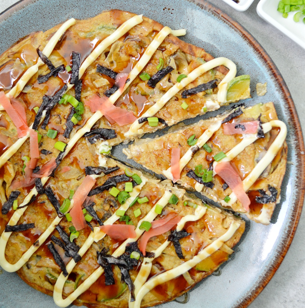 Okonomiyaki o pancake japonés salado