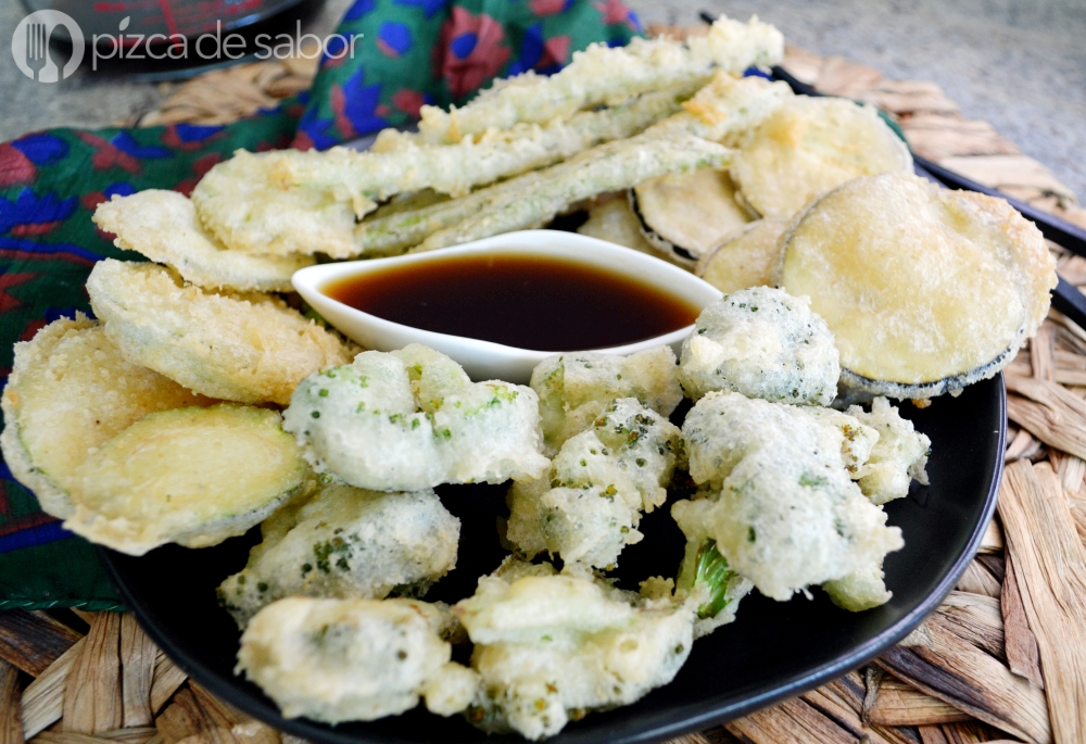 Vegetales tempura con salsa