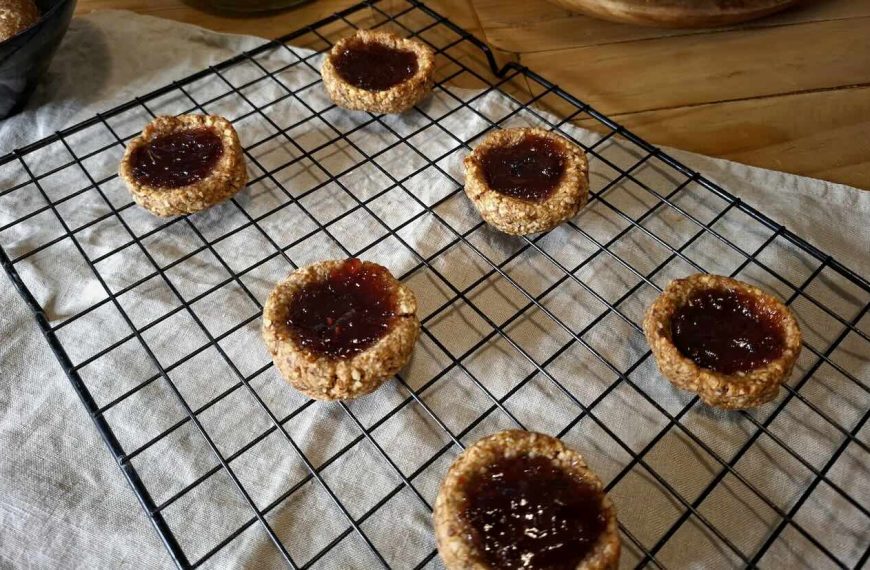 Canastillas de avena y dátil rellenas de mermelada 