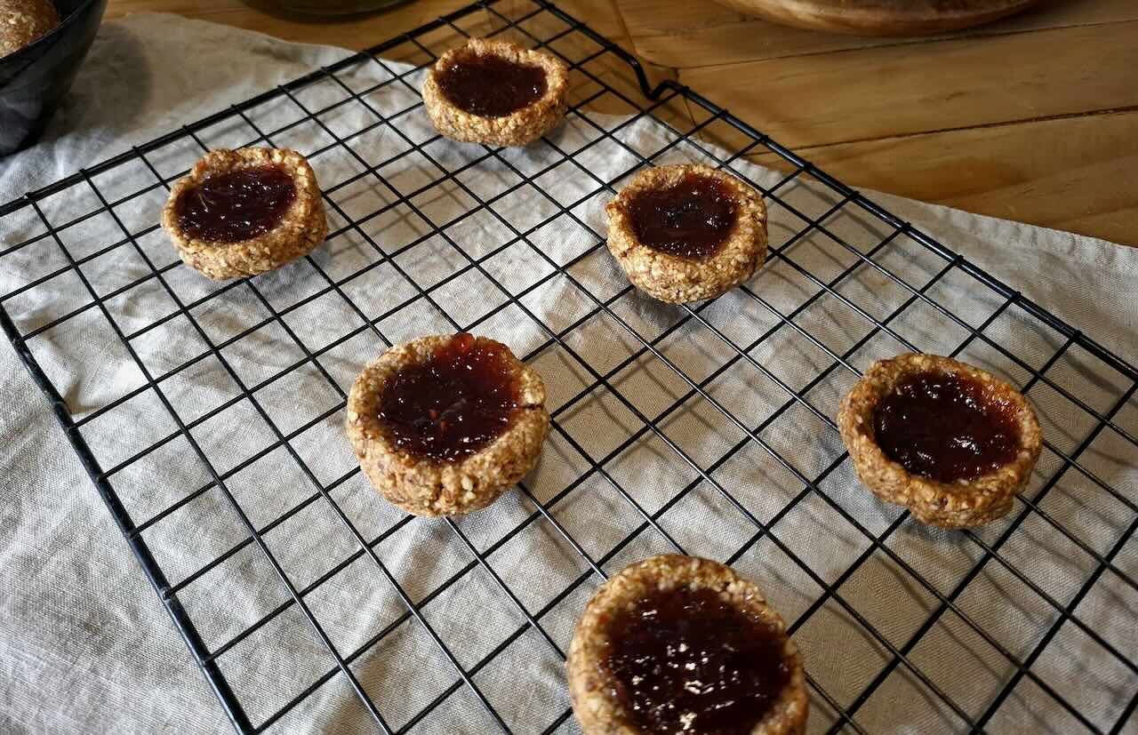 Canastillas de avena y dátil rellenas de mermelada 