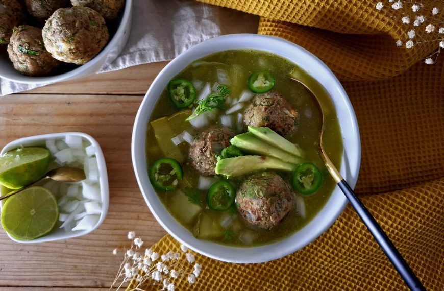 Albóndigas de Avena y Lentejas en Caldo Verde 