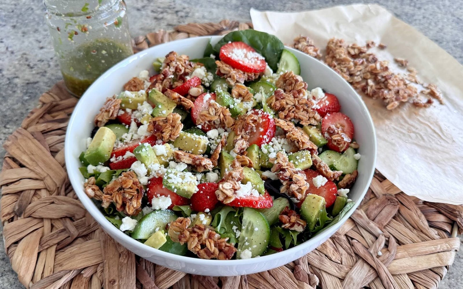 Ensalada con fresas y avena crujiente