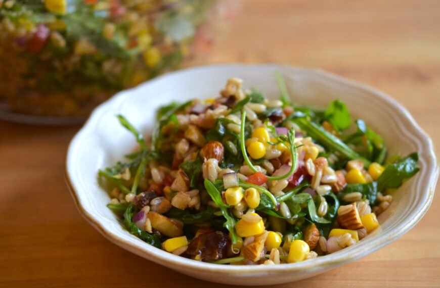 Ensalada de avena con aderezo de miel ahumada