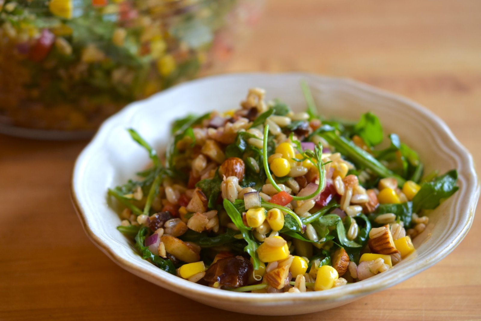 Ensalada de avena con aderezo de miel ahumada