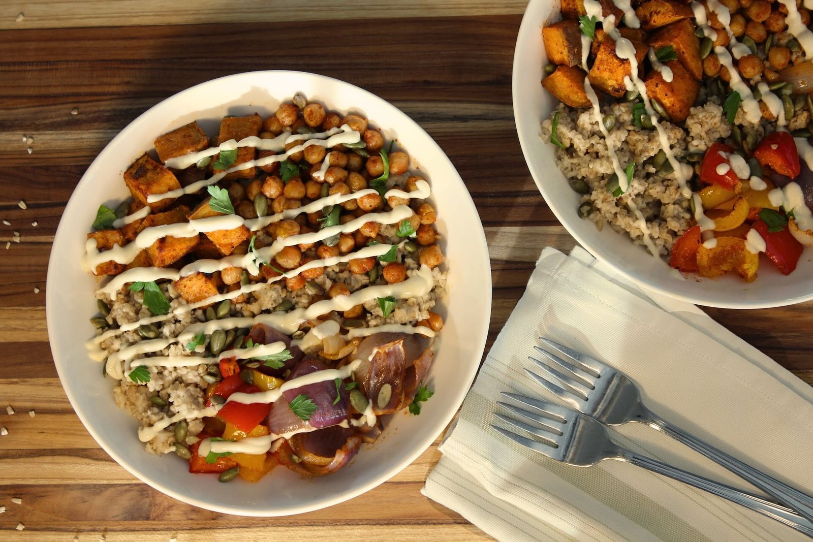 Bol energético de avena con aderezo de limón y tahini